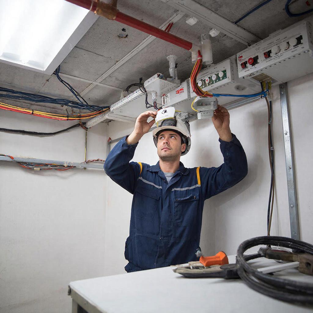 Невидимые Щиты: Как Мы Строим Крепость Против Огня – Полное Руководство по Монтажу АПС и СОУЭ